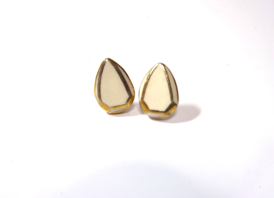 Jewel Cut Pierced / Earrings Pairshape White