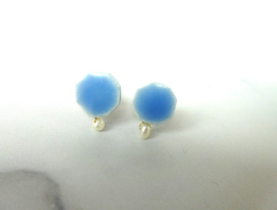 Small octagonal and small freshwater pearl ceramic pierce/earring (light blue)
