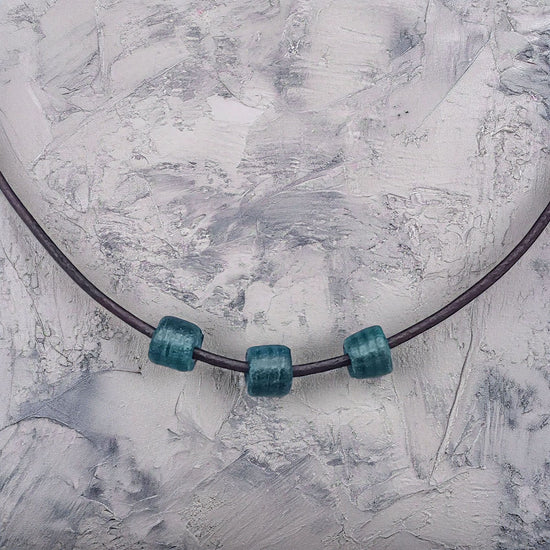 Necklace bead-like plus leather