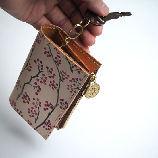 Key Case with One Gusset and Zipper Pocket (Akaimi) [fits many cards] Cowhide