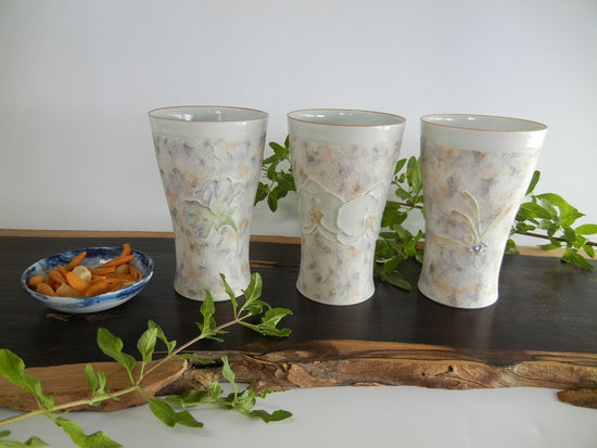 Beer glass with floral motifs in colored porcelain