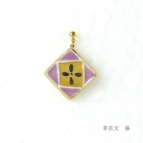 MOZAKU Pierced earrings with floral motifs