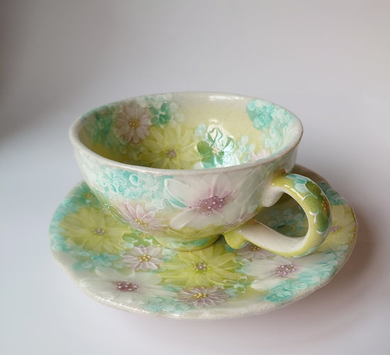 스튜디오 유즈리하 컵&amp;받침, 은은한 녹색에 섬세한 꽃무늬가 매우 아름답습니다. 작은 꽃무늬 44009
