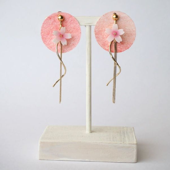 Flickering Japanese paper cherry blossom Pierced earrings / Clip-on earrings [april].