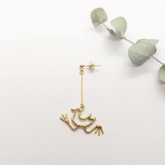 Cute bird motif of the southern island *Chibiharakuina* (Pierced earrings/Clip-on earrings made of brass)