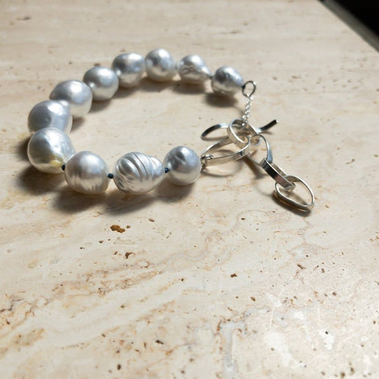 [sv950] Bracelet - White butterfly pearl spun with blue thread