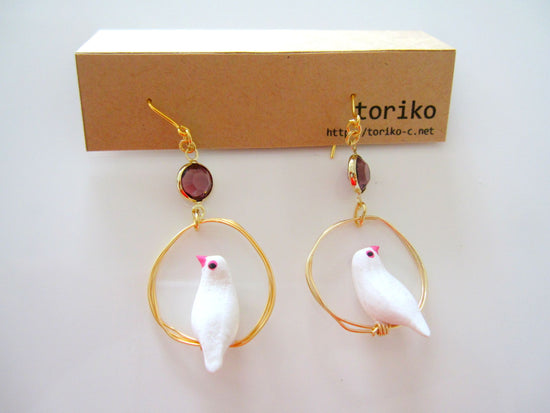 Ring-Riding White Crested Bird Pierced earrings with Purple Cut Glass Clip-on earrings