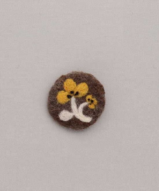 Felt Maru Brooch Brown A24WNX016BR