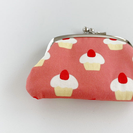 [Free personalization] Mini purse with a cupcake pattern that fits snugly in your hand.


  JPY2,100