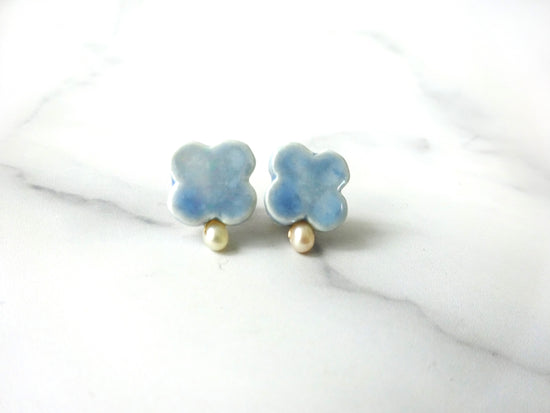 CLOVER and freshwater pearl pierced earrings/Clip-on earrings (light blue)