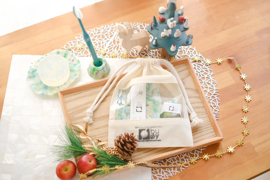 Gift set of soap dish & toothbrush stand in drawstring bag <red/yellow/green/blue/white