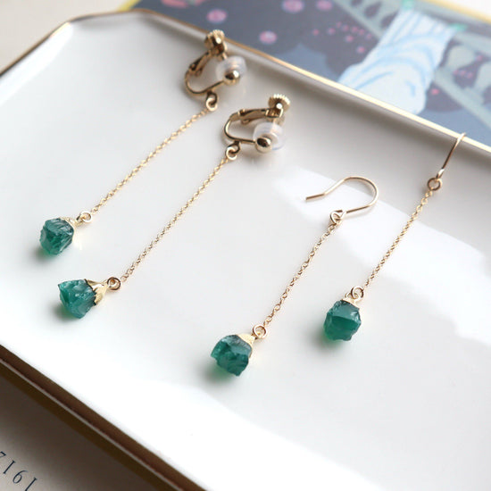 Rough rock charm long pierce/earring (Green onyx)
