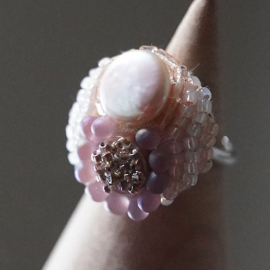 Chatty ring 5 free size bead embroidery ring freshwater pearl white pastel