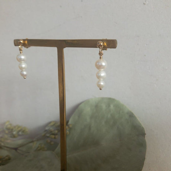 [14kgf]Pierced earrings - 3 freshwater pearls