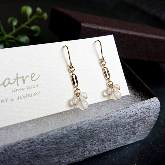 White chalcedony Pierced earrings maru