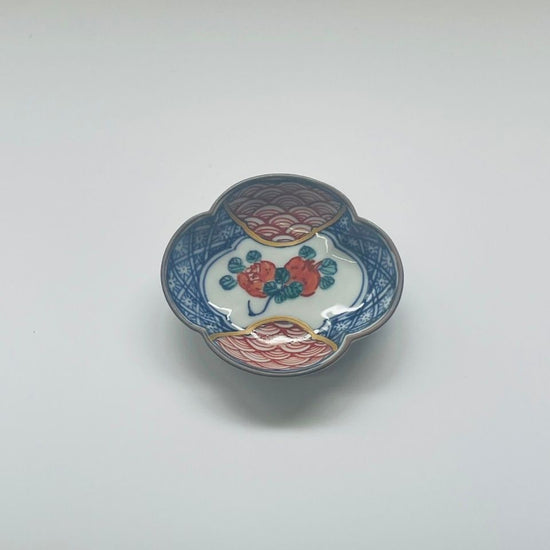 [Moe Kiln] Fruit design in overglaze enamels on a bean dish
