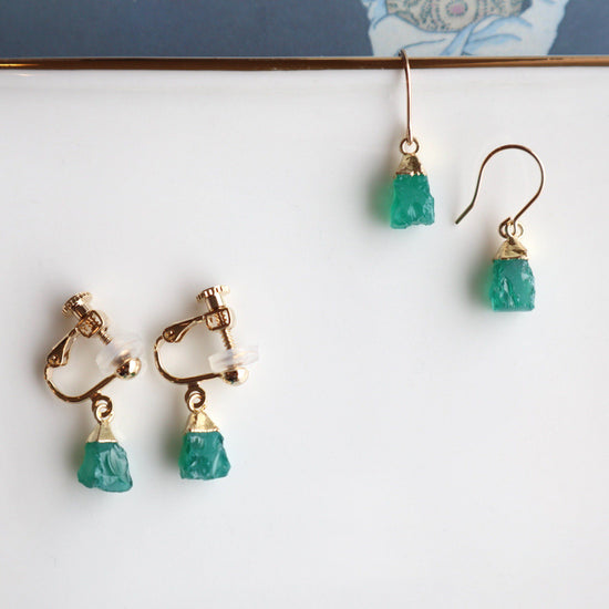 Rough rock charm short pierce/earring (Green onyx)