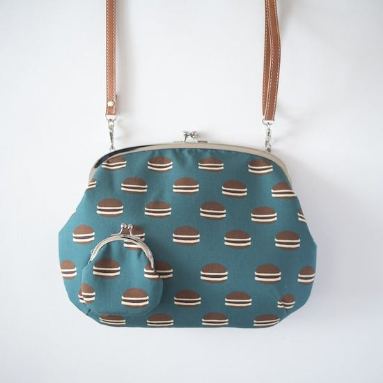 Mochitto Dorayaki Pattern Gama-guchi-Shoulder Bag


  5,700 yen