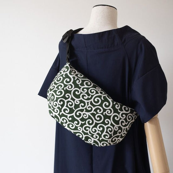 Unisex body bag with arabesque pattern


  ¥3,800