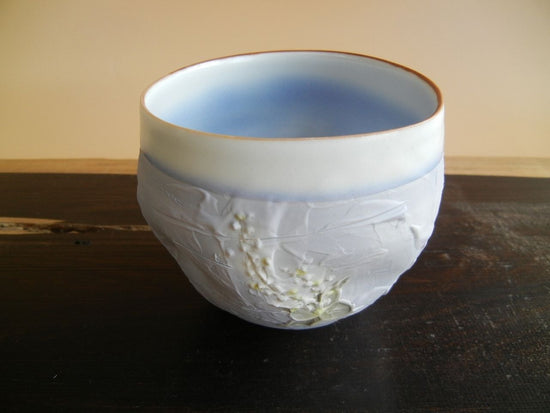 Kiyomizu ware of a blue cup with two people in silence