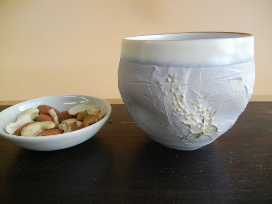 Kiyomizu ware of a blue cup with two people in silence