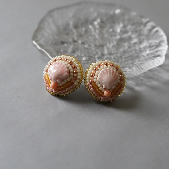 Beaded embroidery Clip-on earrings Pierced earrings 36 pink orange shells large size Surgical stainless steel One-of-a-kind unique