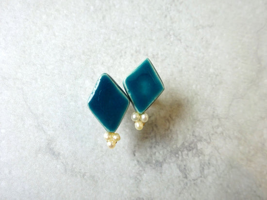 hishigata freshwater pearl pierced earrings/Clip-on earrings (dark green)