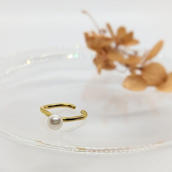 *Toast* small square ear cuffs -bress + pearls