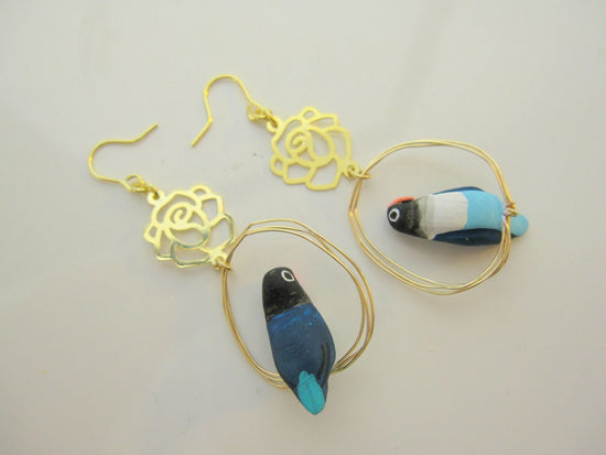 Ring-Riding Blue Button Parrot with Flower Motif Pierced earrings Clip-on earrings