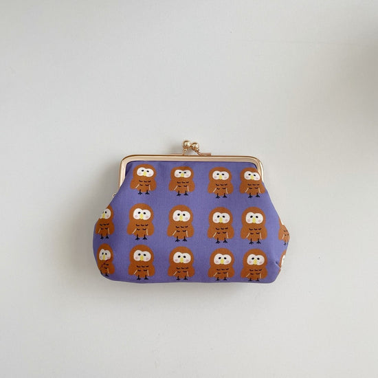 [A purse that fits comfortably in your hand with a clasp closure.


  2,300 yen