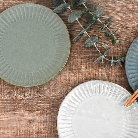 Black pottery shinogi 15cm round dish Hiwa, green type, Western tableware, round medium dish, made in Japan, Minoyaki, stylish, modern.