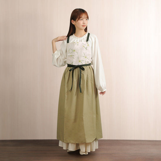 Long wide gathered apron with a pattern of Japanese knotweed D-0003