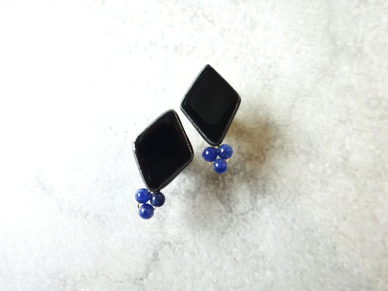 hishigata sodalite Pierced earrings / Clip-on earrings (black)