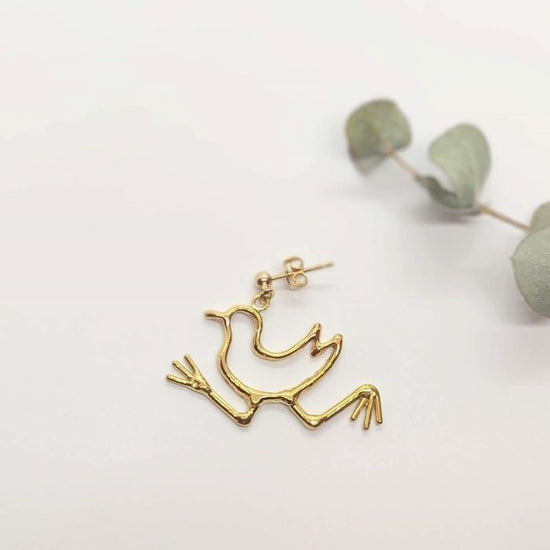 Cute bird motif of the southern island *White Harakuina* sold by one ear (Pierced earrings/Clip-on earrings, brass)
