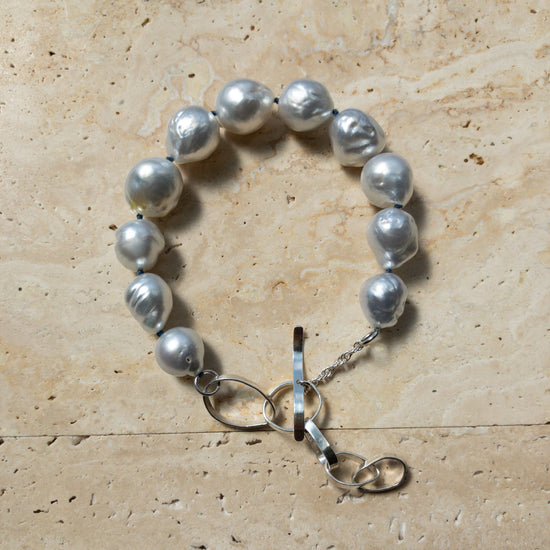 [sv950] Bracelet - White butterfly pearl spun with blue thread