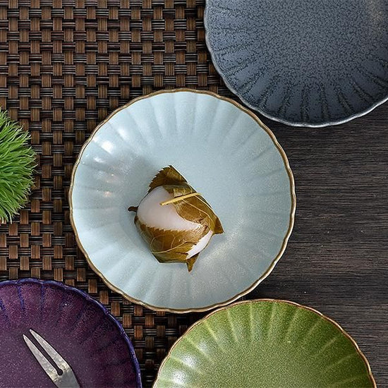 Soda chrysanthemum-shaped serving dish, blue Western tableware, shaped plate, made in Japan, Minoyaki, stylish.