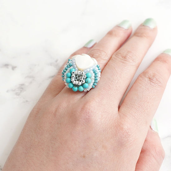 Talkative ring 8 free size bead embroidery ring shell white blue