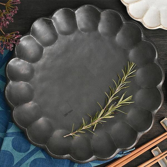 Linka Black 27 Plate, black Japanese tableware, round medium plate, made in Japan, Minoyaki, stylish, modern.