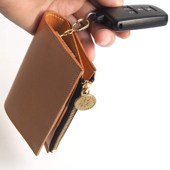 Key Case with One Gusset and Zipper Pocket (Beige) Cowhide [holds many cards]