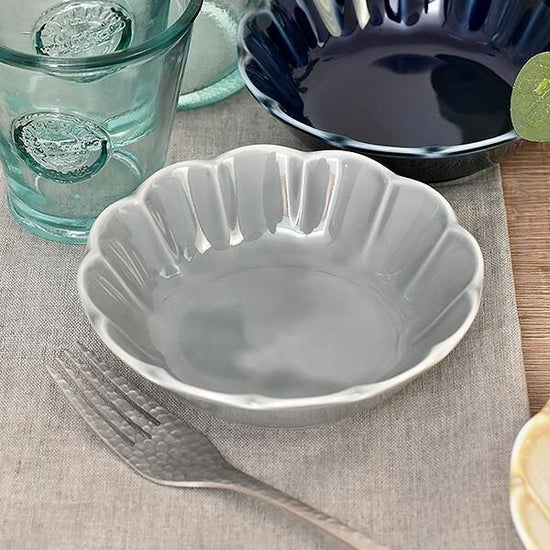 Fiore gray flower-shaped 13cm small bowl, grayish Western tableware, round bowl, made in Japan, Minoyaki, stylish.