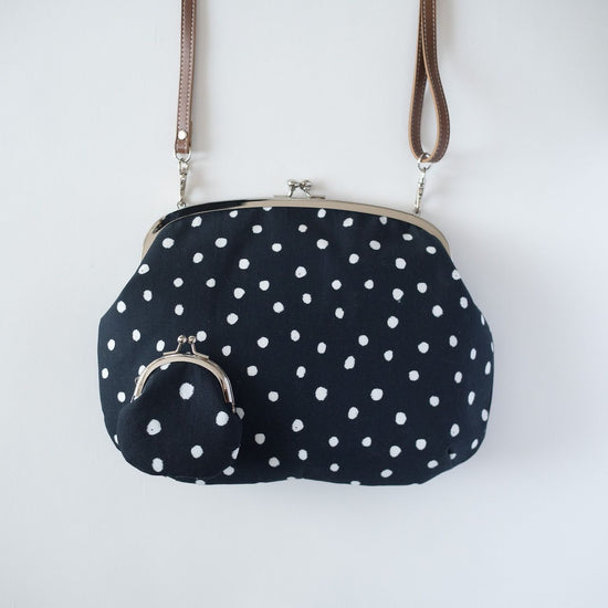 Dot-patterned shoulder bag with a clasp that suits adults


  ¥5,700