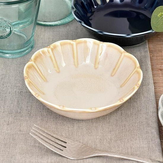 Fiore cream flower-shaped 13cm small bowl, white type, Western tableware, round bowl, made in Japan, Minoyaki, stylish.