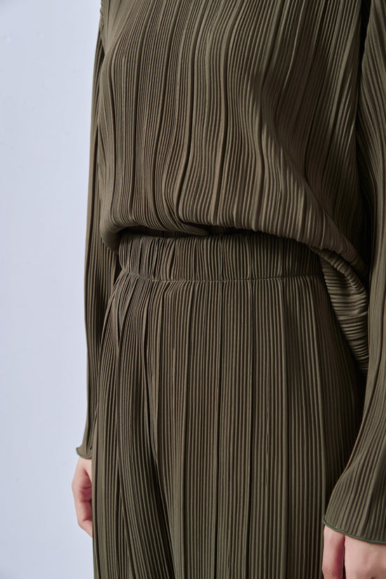 Pleated Cut-and-Sewn Wide Pants