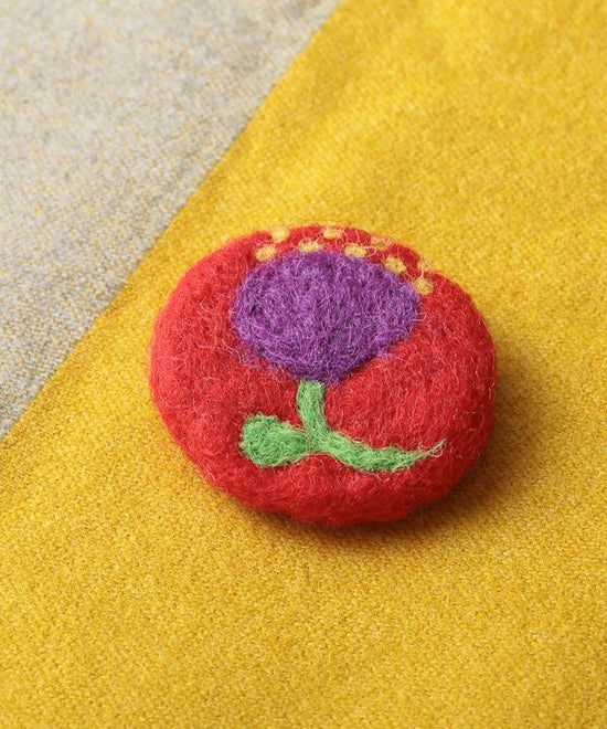 Felt Maru Brooch Red A24WNX015RD