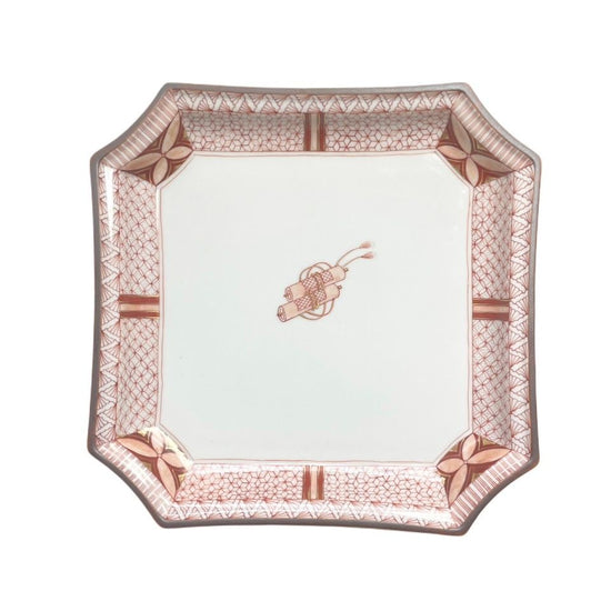 [Reiko Fukushima] Red enamel and fine-painted scroll scroll design on a six-sided corner cut square dish