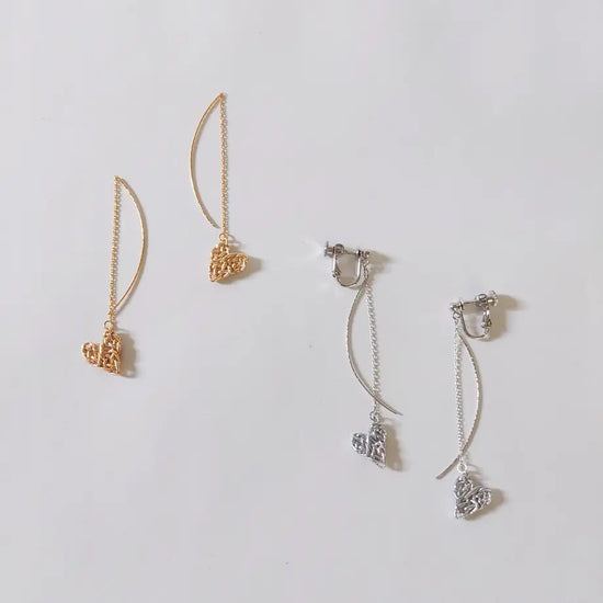 Pierced earrings / Clip-on earrings with a Swinging Awajimusubi Heart