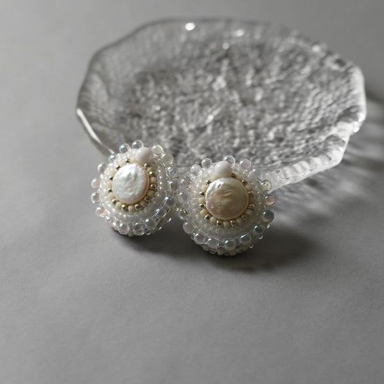 Beaded embroidery Clip-on earrings Pierced earrings 39 white freshwater pearl chic large size Surgical stainless steel One-of-a-kind unique