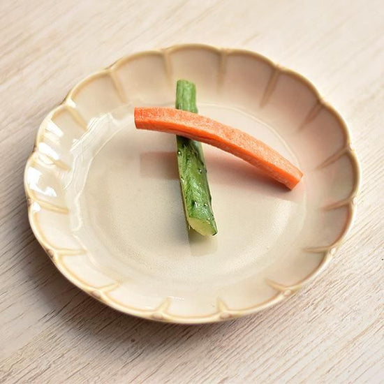 Fiore Cream Flower Shaped 16.5cm Dish, White Type, Western Tableware, Round Plate, Made in Japan, Minoyaki, Stylish.