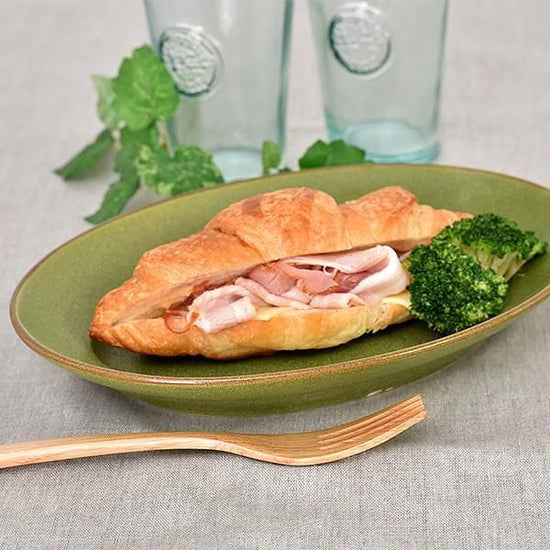 Olive 10" oval, greenish, Western tableware, oval plate, shaped plate, made in Japan, Minoyaki, stylish.