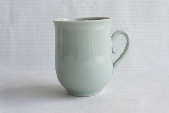 Round-bottomed mug (celadon and white porcelain)